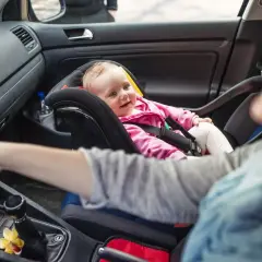 Od kiedy dziecko z przodu samochodu? Przepisy i bezpieczeństwo dzieci