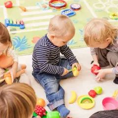 Żłobek co to jest? Poznaj kluczowe informacje o opiece nad dziećmi