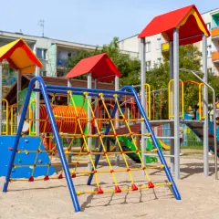 Ile kosztuje plac zabaw? Sprawdź, co wpływa na cenę budowy