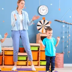 Ile zarabia opiekunka do 3 dzieci? Sprawdź, co wpływa na stawki