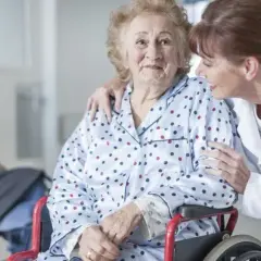 Ile zarabia opiekunka środowiskowa? Sprawdź, co wpływa na pensję