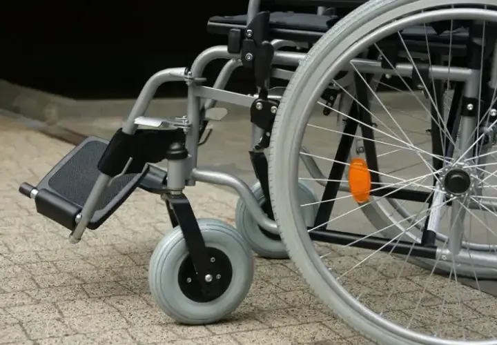 Jak napisać wniosek o przyznanie opiekunki osoby starszej – krok po kroku