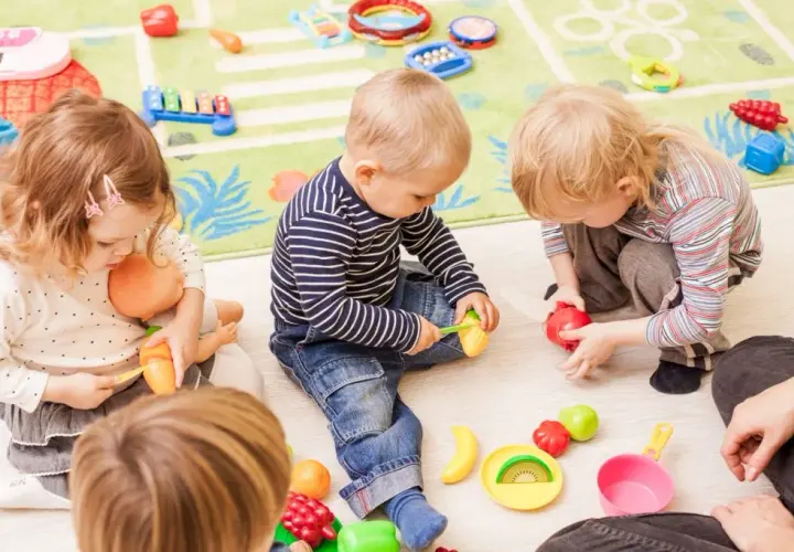 Żłobek co to jest? Poznaj kluczowe informacje o opiece nad dziećmi