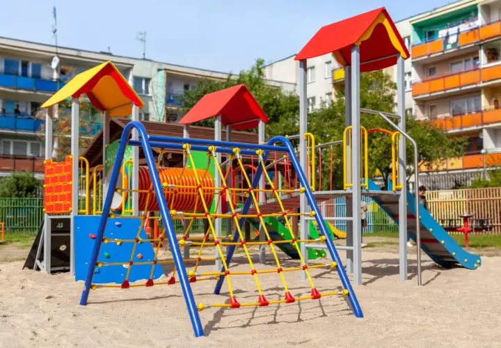 Ile kosztuje plac zabaw? Sprawdź, co wpływa na cenę budowy