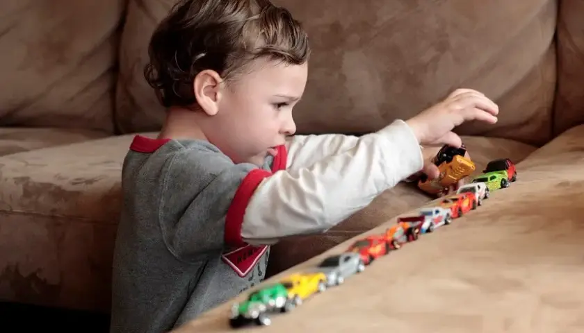 Jak uczyć dziecko z zespołem Aspergera, aby uniknąć frustracji?
