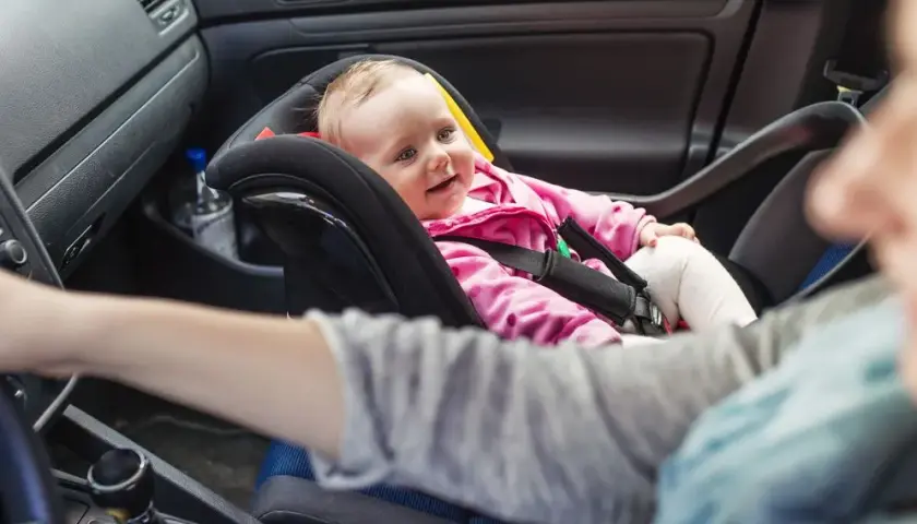 Od kiedy dziecko z przodu samochodu? Przepisy i bezpieczeństwo dzieci