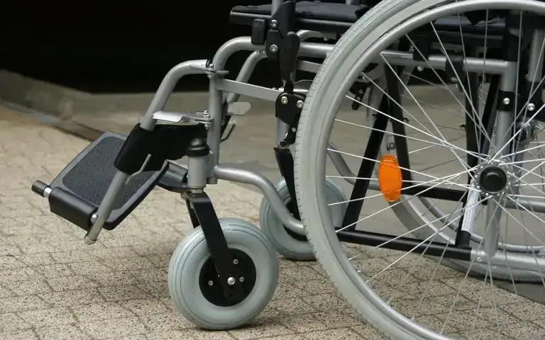Jak napisać wniosek o przyznanie opiekunki osoby starszej – krok po kroku