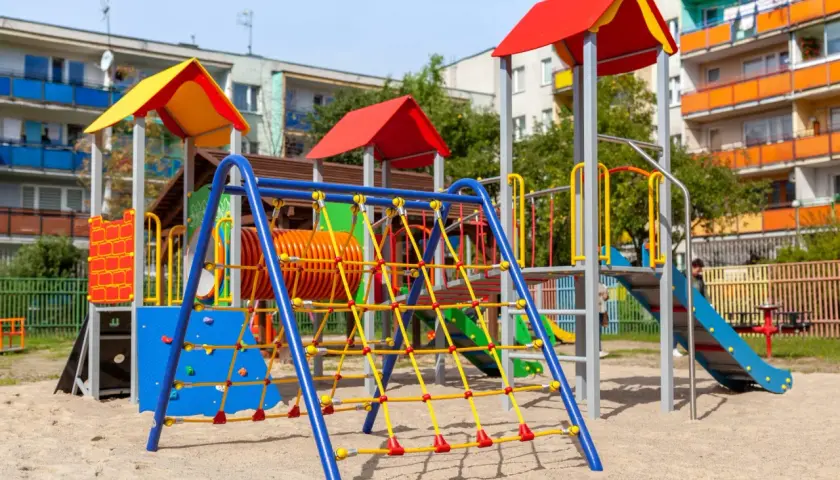 Ile kosztuje plac zabaw? Sprawdź, co wpływa na cenę budowy
