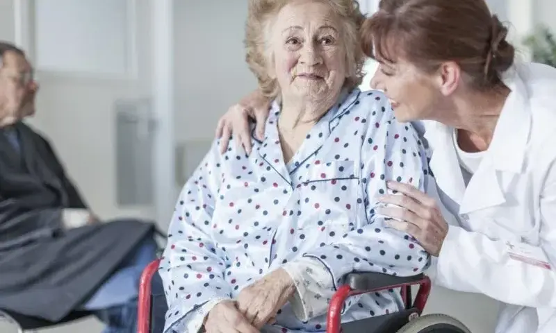 Ile zarabia opiekunka środowiskowa? Sprawdź, co wpływa na pensję