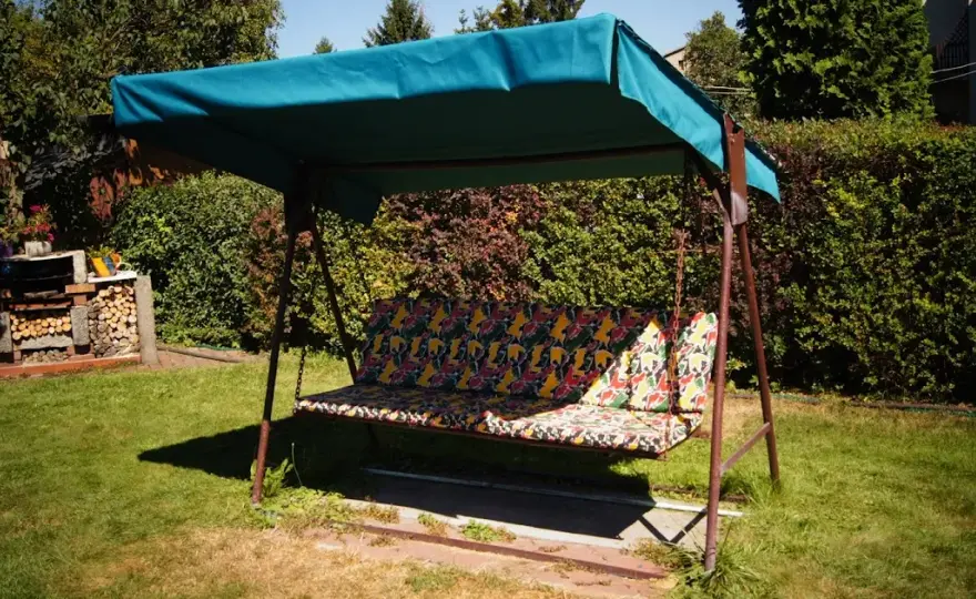 Jak zrobić daszek na huśtawkę ogrodową - łatwe kroki i porady