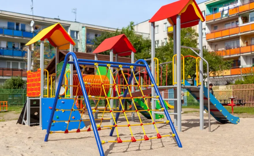 Ile kosztuje plac zabaw? Sprawdź, co wpływa na cenę budowy
