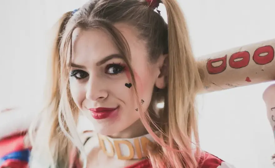 Jak zrobić strój Harley Quinn w prosty sposób – krok po kroku