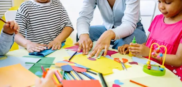 Zdjęcie Ile godzin pracuje nauczyciel w przedszkolu? Odkryj prawdę o ich czasie pracy